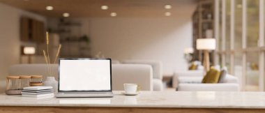 Çalışma alanı, dizüstü bilgisayar beyaz ekran maketi ve beyaz mermer masa üzerindeki aksesuarlarla arka planda lüks, ferah bir salonda. 3d görüntüleme, 3d illüstrasyon