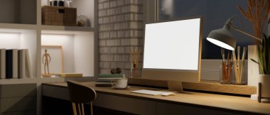 Geceleri modern ev çalışma alanının iç dizaynı bilgisayar modelleri ve aksesuarları pencere, raf, ahşap masa, tuğla duvar ve dekora karşı. 3d görüntüleme, 3d illüstrasyon