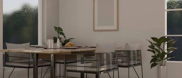 Beyaz Duvarda Yemek Masası Bitkisi Dekoru Olan Minimum Çağdaş Beyaz — Stok fotoğraf