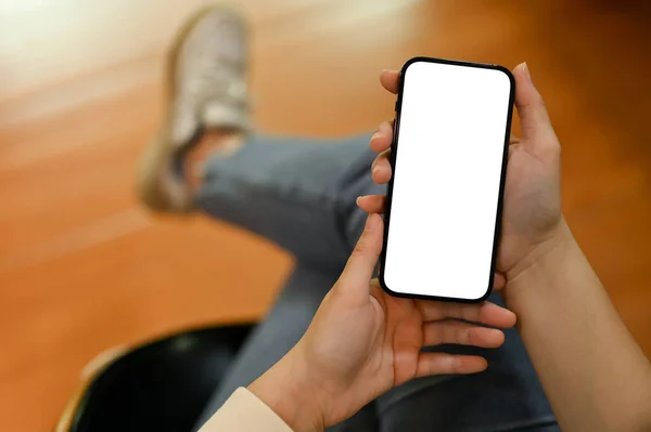 Zbliżenie Obrazu Kobiety Używającej Smartfona Podczas Siedzenia Salonie Aplikacje Mobilne — Zdjęcie stockowe
