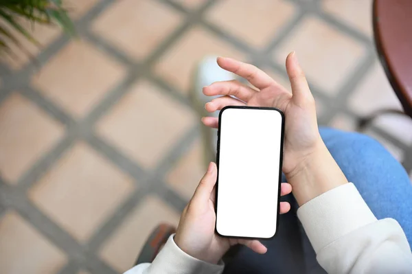 Zbliżenie Azjatkę Korzystającą Telefonu Podczas Relaksu Podwórku Smartphone Biały Ekran — Zdjęcie stockowe