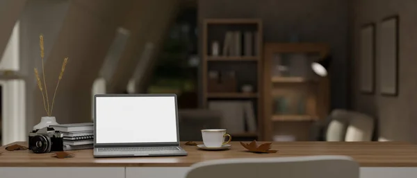 带笔记本电脑的工作空间白色屏幕模型 咖啡杯和配件放在舒适客厅的木桌上 3D渲染 3D说明 — 图库照片
