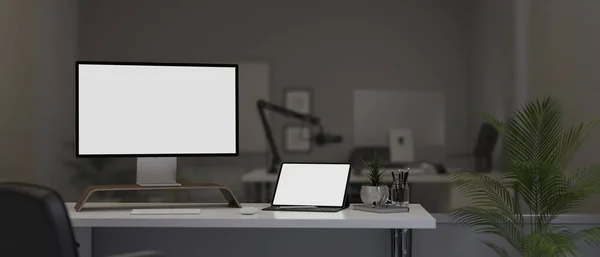 Bilgisayar Tablet Beyaz Ekran Modeli Modern Radyo Stüdyosunun Cam Duvarına — Stok fotoğraf