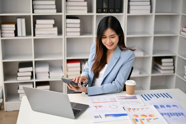 Professional Millennial Asian Businesswoman Female Financial Analyst Working Business Financial — Stock Photo, Image