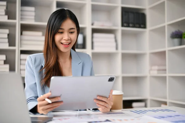 Urocza Uśmiechnięta Azjatycka Bizneswoman Lub Pracownica Biurowa Korzystająca Tabletu Cyfrowego — Zdjęcie stockowe