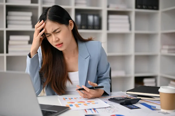 Mujer Negocios Asiática Estresada Sobrecargada Trabajo Que Sufre Dolor Cabeza — Foto de Stock