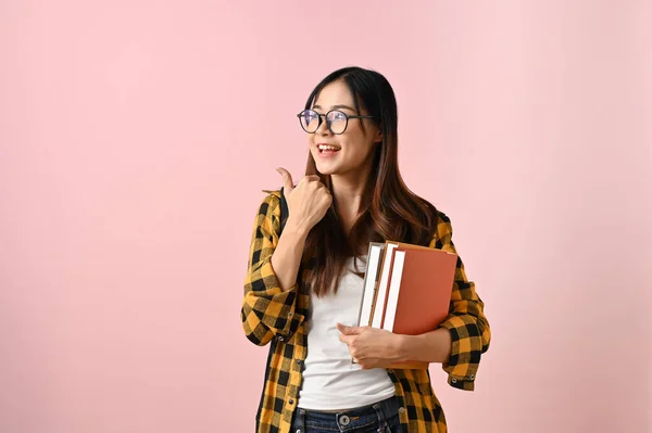 Mosolygó Pozitív Fiatal Ázsiai Diáklány Aki Egy Rózsaszín Hátterű Üres — Stock Fotó