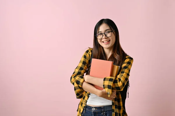 Csinos Bájos Fiatal Ázsiai Lány Főiskolai Hallgató Cipeli Tankönyveit Áll — Stock Fotó
