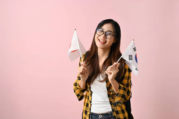 Χαμογελαστή Και Θετική Νεαρή Ασιάτισσα Φοιτήτρια Που Κρατάει Τις Σημαίες — Φωτογραφία Αρχείου