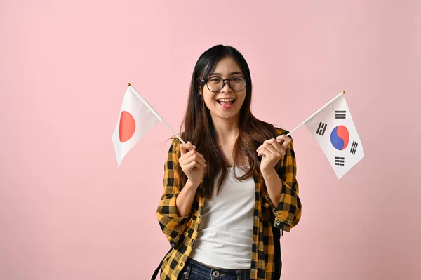 Hezká Usmívající Mladá Asijská Studentka Flanelové Košili Držící Vlajky Japonska — Stock fotografie