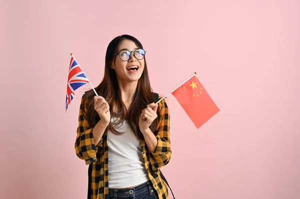 Veselá Mladá Asijská Studentka Vysoké Školy Flanelové Košili Držící Vlajky — Stock fotografie