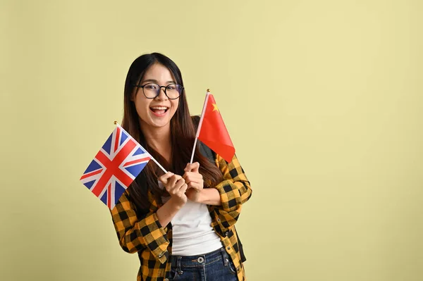 Veselý Pozitivní Mladá Asijská Studentka Vysoké Školy Ležérní Oblečení Drží — Stock fotografie