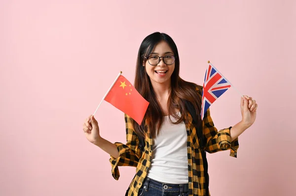 Usmívající Mladá Asijská Studentka Flanelové Košili Držící Vlajky Anglie Číny — Stock fotografie