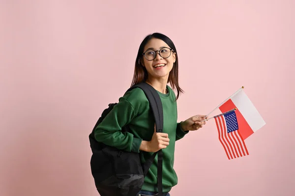 Hezká Mladá Asijská Studentka Vysoké Školy Zeleném Svetru Batohem Držící — Stock fotografie