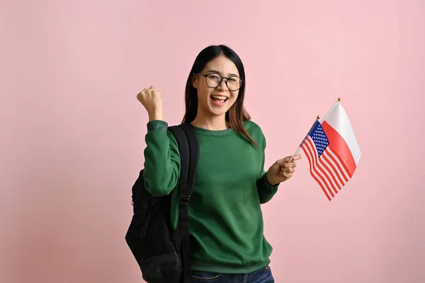Hezká Mladá Studentka Asijské Vysoké Školy Držící Vlajky Polska Usa — Stock fotografie