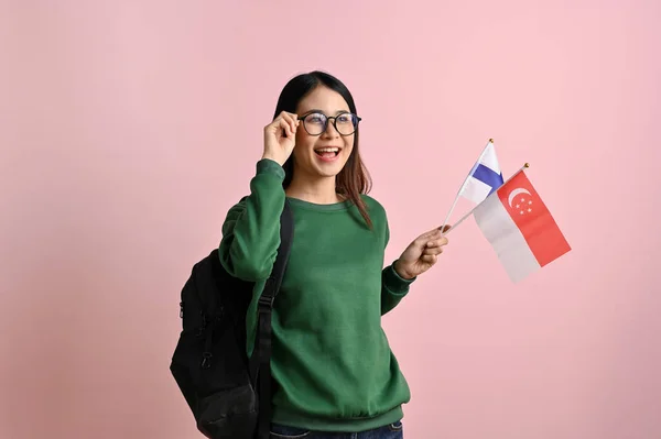 Mooie Wijze Jonge Aziatische Vrouwelijke Student Een Groene Trui Bril — Stockfoto