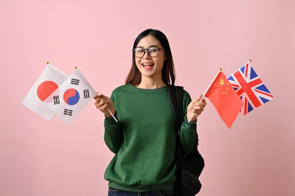 Usmívající Pozitivní Mladé Asijské Studentky Vysoké Školy Zeleném Svetru Drží — Stock fotografie