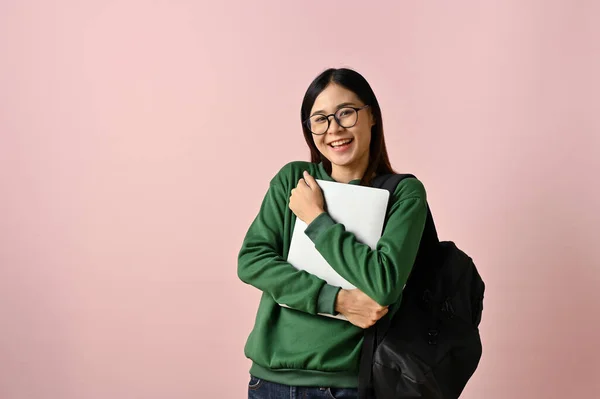 Mosolygó Boldog Fiatal Ázsiai Lány Főiskolai Hallgató Egy Zöld Pulóver — Stock Fotó