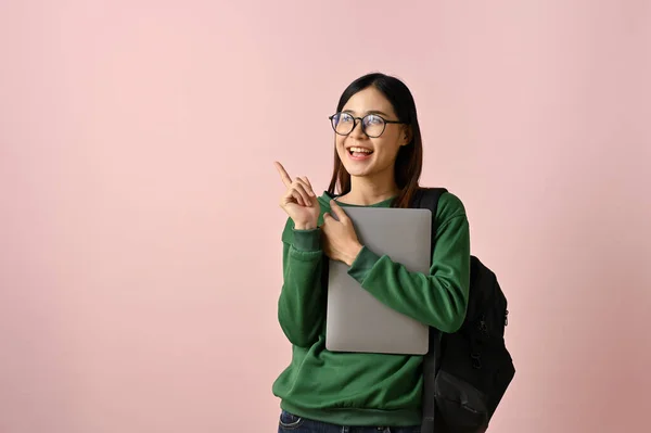 Sábio Positivo Jovem Asiático Estudante Universitário Com Sua Mochila Laptop — Fotografia de Stock