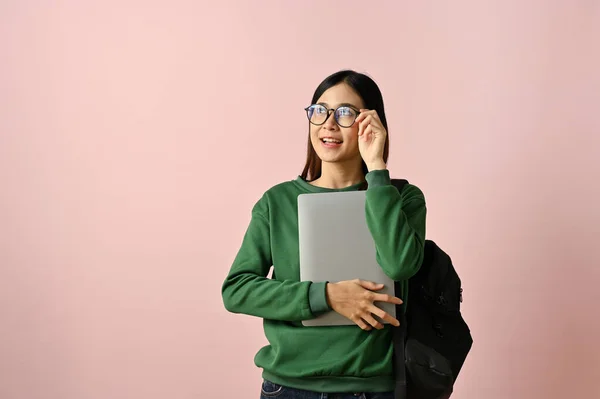 Estudante Universitária Asiática Jovem Sábia Inspirada Tocando Seus Óculos Segurando — Fotografia de Stock