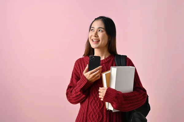 Linda Jovem Estudante Asiática Universitária Uma Camisola Malha Vermelha Está — Fotografia de Stock