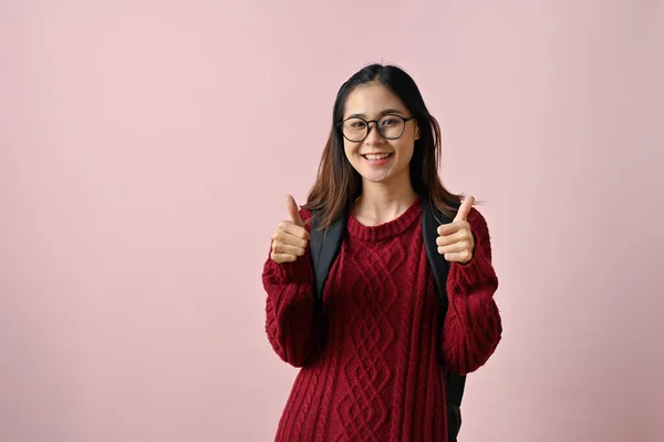 Χαμογελαστή Και Χαρούμενη Νεαρή Ασιάτισσα Φοιτήτρια Ένα Κόκκινο Πλεκτό Πουλόβερ — Φωτογραφία Αρχείου