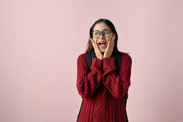 Emocionado Surpreso Jovem Estudante Universitário Asiático Uma Camisola Malha Vermelha — Fotografia de Stock