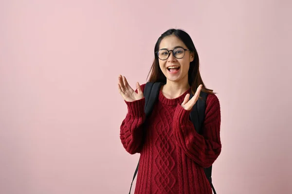 Mosolygó Elbűvölő Fiatal Ázsiai Lány Főiskolai Hallgató Alkalmi Ruhák Szemüveg — Stock Fotó