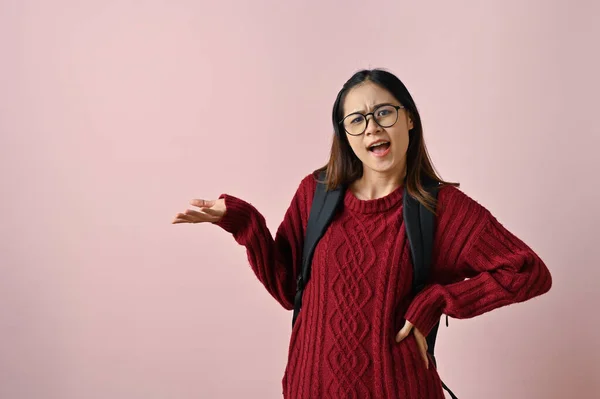 Portré Elégedetlen Fiatal Ázsiai Lány Főiskolai Hallgató Piros Pulóver Szemüveg — Stock Fotó