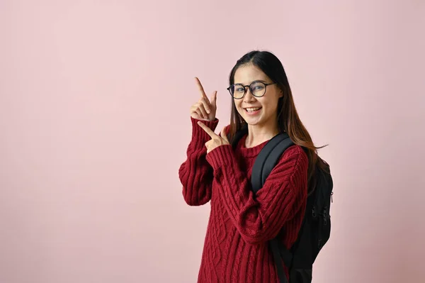Χαμογελώντας Νεαρή Ασιάτισσα Φοιτήτρια Ένα Κόκκινο Πλεκτό Πουλόβερ Που Δείχνει — Φωτογραφία Αρχείου