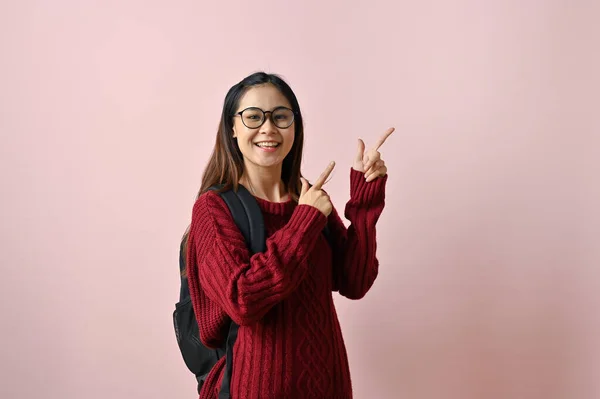 Улыбающаяся Молодая Азиатская Студентка Колледжа Красном Трикотажном Свитере Рюкзаком Указывает — стоковое фото
