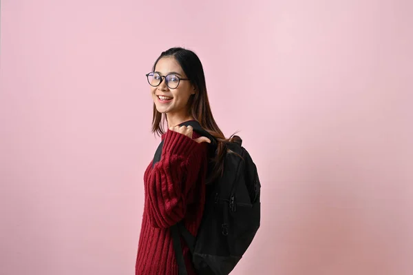 Όμορφη Και Χαμογελαστή Νεαρή Ασιάτισσα Φοιτήτρια Ένα Κόκκινο Πλεκτό Πουλόβερ — Φωτογραφία Αρχείου