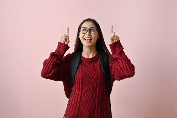 Csinos Pozitív Fiatal Ázsiai Egyetemista Lány Piros Kötött Pulóverben Aki — Stock Fotó