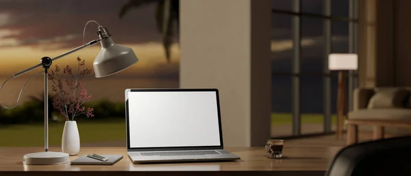 ノートパソコンの白いスクリーンモックアップ テーブルランプ 居心地の良いリビングルームの木製テーブルのアクセサリーを備えたワークスペースのクローズアップ画像 3Dレンダリング 3Dイラスト — ストック写真