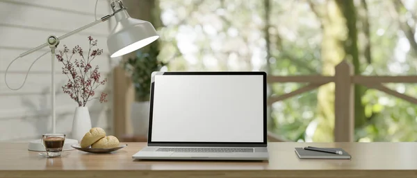 ノートパソコンの白いスクリーンモックアップ テーブルランプ 木製のテーブルの装飾と最小限の明るいホームワークスペース クローズアップ画像 3Dレンダリング 3Dイラスト — ストック写真