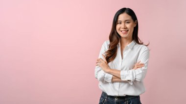 Çekici Asyalı genç bayan kollarının pembe izole edilmiş arkaplanda çapraz fotoğrafı.. 