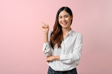 Kafasının üstünde pembe izole edilmiş arka planda duran beyaz gömlekli güzel bir kadın resmi.. 