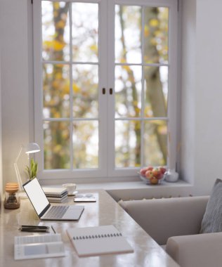 Oturma odasının köşesinde dizüstü bilgisayarı ve beyaz masadaki kırtasiyeyle rahat mobilya 3D çizimi, 3D illüstrasyon.. 