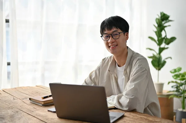 Porträt Eines Jungen Asiatischen Mannes Der Wohnzimmer Mit Einem Laptop — Stockfoto