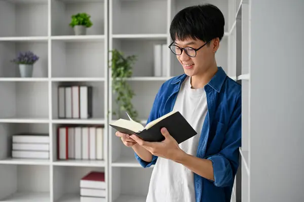 Junger Asiatischer College Student Mit Lesebrille Arbeitszimmer Lehnt Sich Ans — Stockfoto