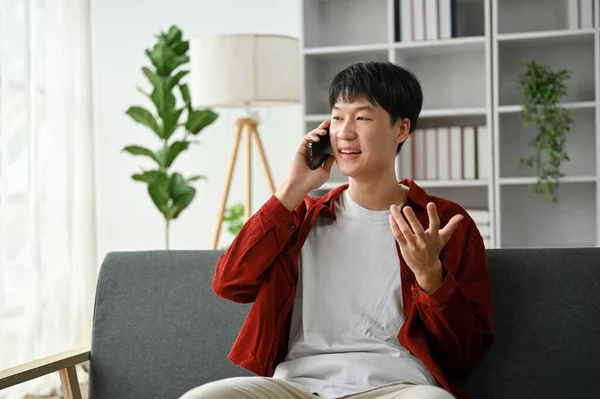 Liebenswerter Junger Asiatischer Mann Telefoniert Mit Seinem Freund Während Auf — Stockfoto