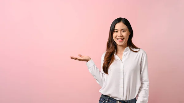 Молода Дівчина Азії Одягнена Білу Сорочку Показує Руки Вбік Рожевому — стокове фото