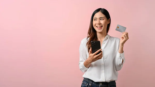 Afbeelding Van Jonge Aziatische Vrouw Met Smartphone Creditcard Roze Geïsoleerde — Stockfoto