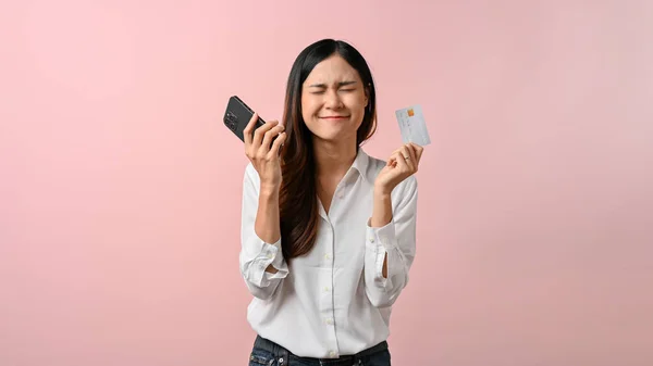 Щаслива Дівчина Азії Яка Тримає Смартфон Кредитну Картку Рожевому Ізольованому — стокове фото