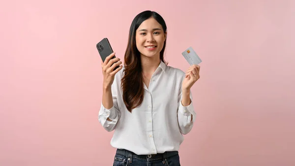Afbeelding Van Jonge Aziatische Vrouw Met Smartphone Creditcard Roze Geïsoleerde — Stockfoto