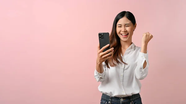 Jong Gelukkig Aziatische Vrouw Vieren Met Zichzelf Terwijl Zoek Naar — Stockfoto