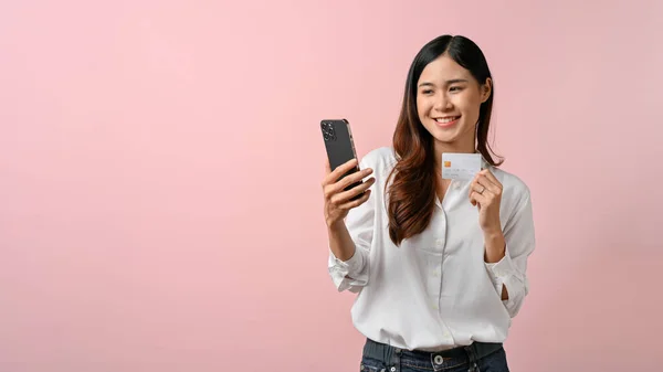 Зображення Молодої Азіатської Жінки Яка Тримає Смартфон Кредитну Картку Рожевому — стокове фото