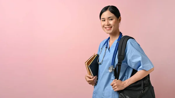 Portret Van Een Jonge Medische Studente Die Glimlacht Naar Camera — Stockfoto