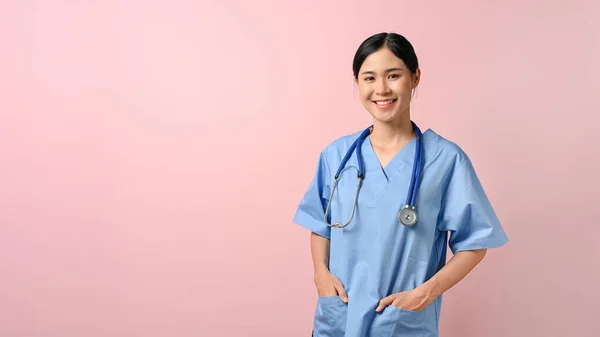 Imagem Uma Jovem Médica Sorrindo Sobre Fundo Rosa Isolado — Fotografia de Stock