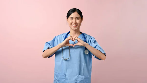 Νεαρή Ευτυχισμένη Όμορφη Ασιατική Γιατρός Δείχνει Ένα Σύμβολο Καρδιά Χέρι — Φωτογραφία Αρχείου